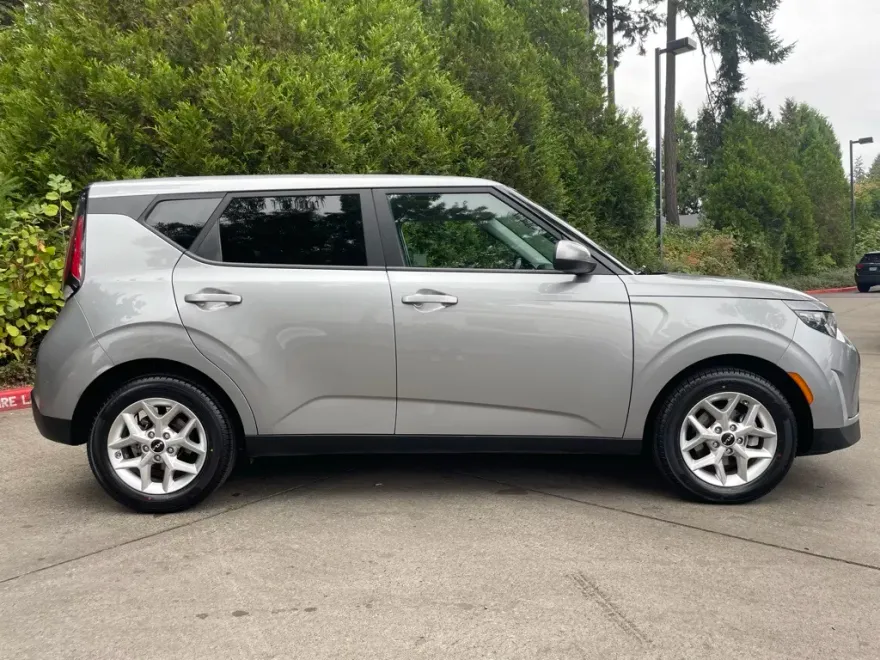 2023 Kia Soul LX photo 1