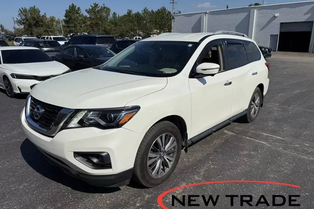 2017 Nissan Pathfinder SL photo 1