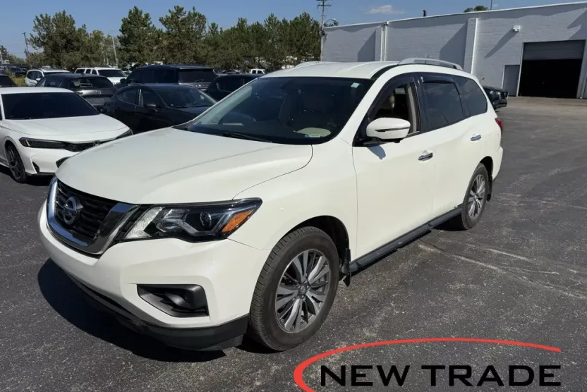 2017 Nissan Pathfinder SL photo 1