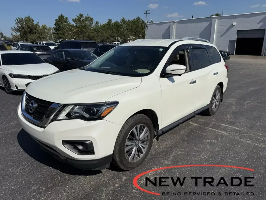 2017 Nissan Pathfinder SL photo 1