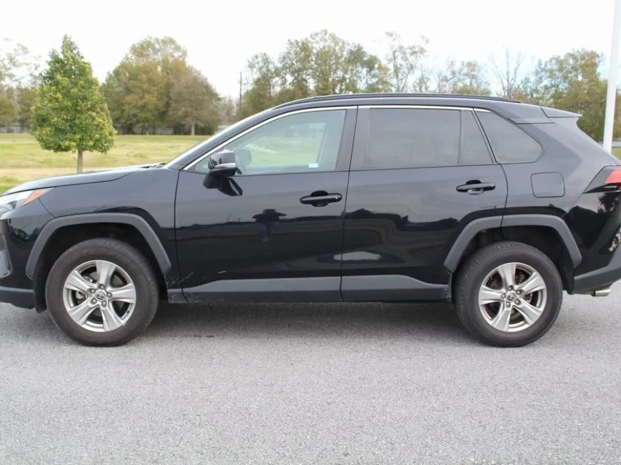 2022 Toyota RAV4 XLE photo 3