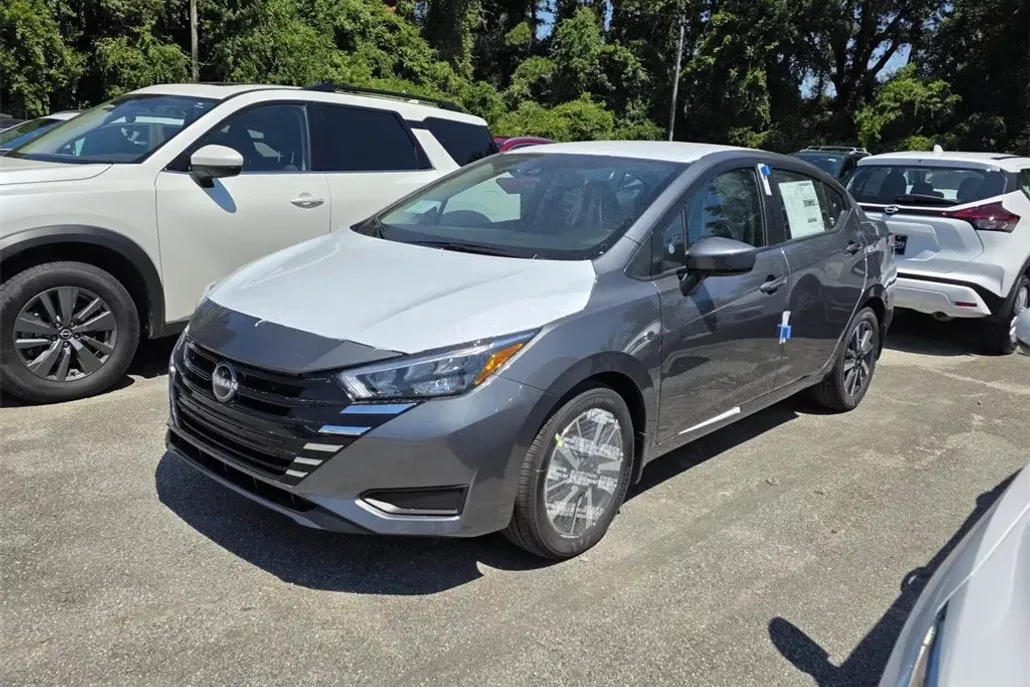 2025 Nissan Versa 1.6 SV photo 1