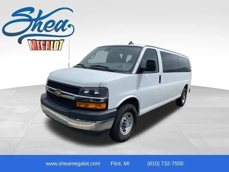 2022 Chevrolet Express Passenger 3500 photo 1