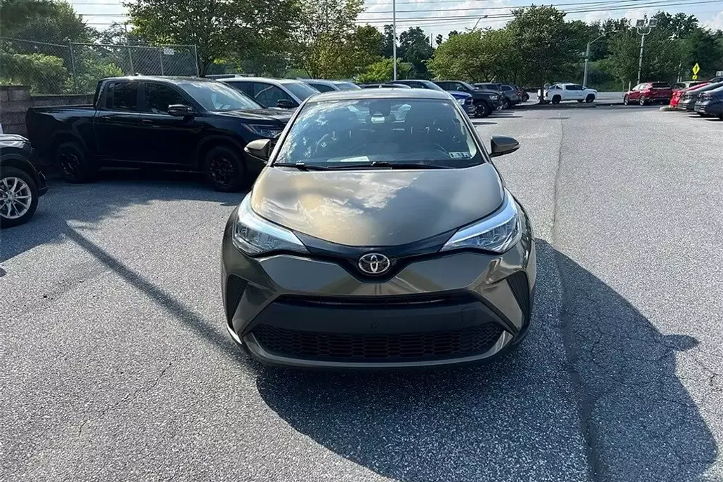 2021 Toyota C-HR XLE photo 1