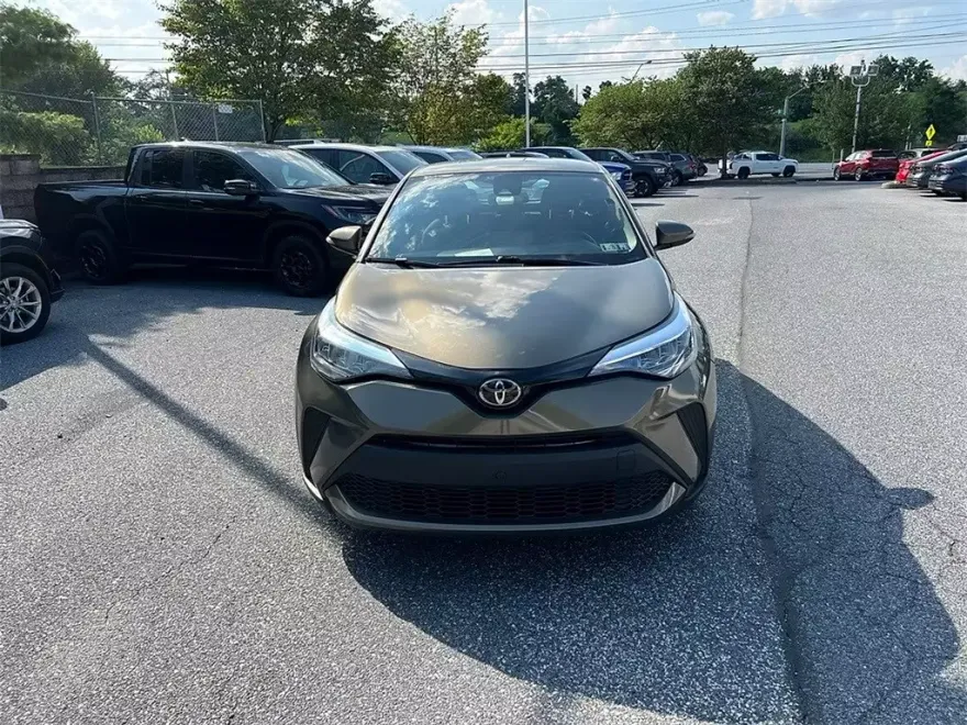 2021 Toyota C-HR XLE photo 1