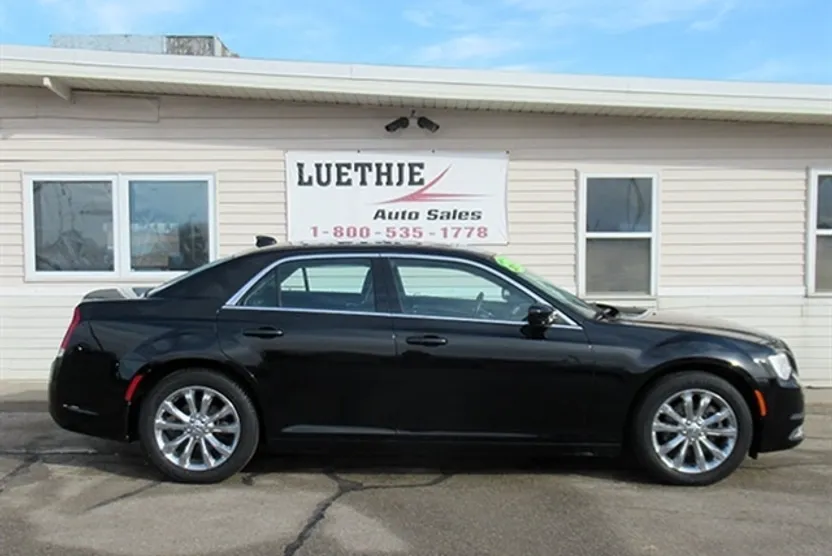 2017 Chrysler 300 Limited photo 1