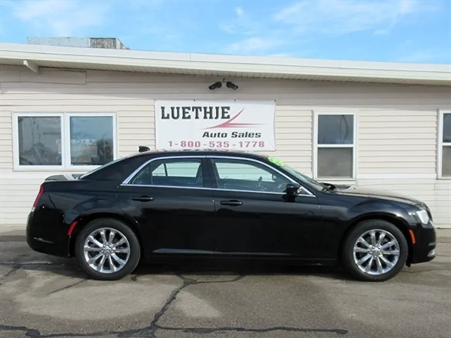 2017 Chrysler 300 Limited photo 1