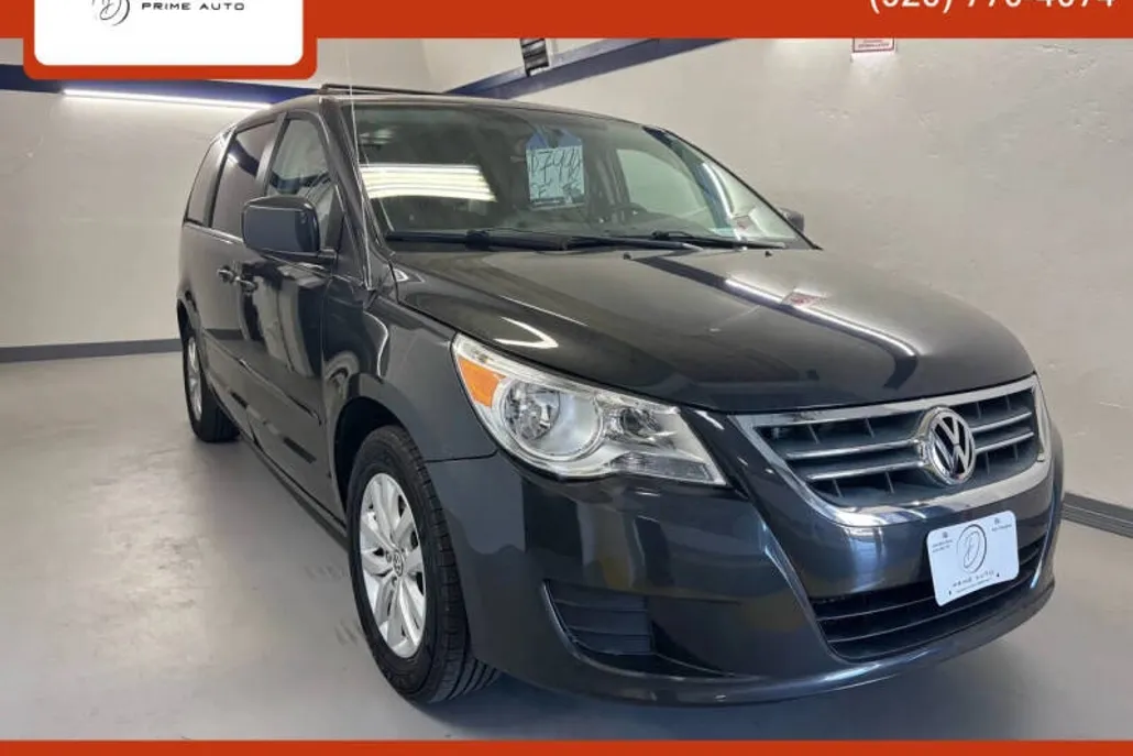 2012 Volkswagen Routan SE photo 1