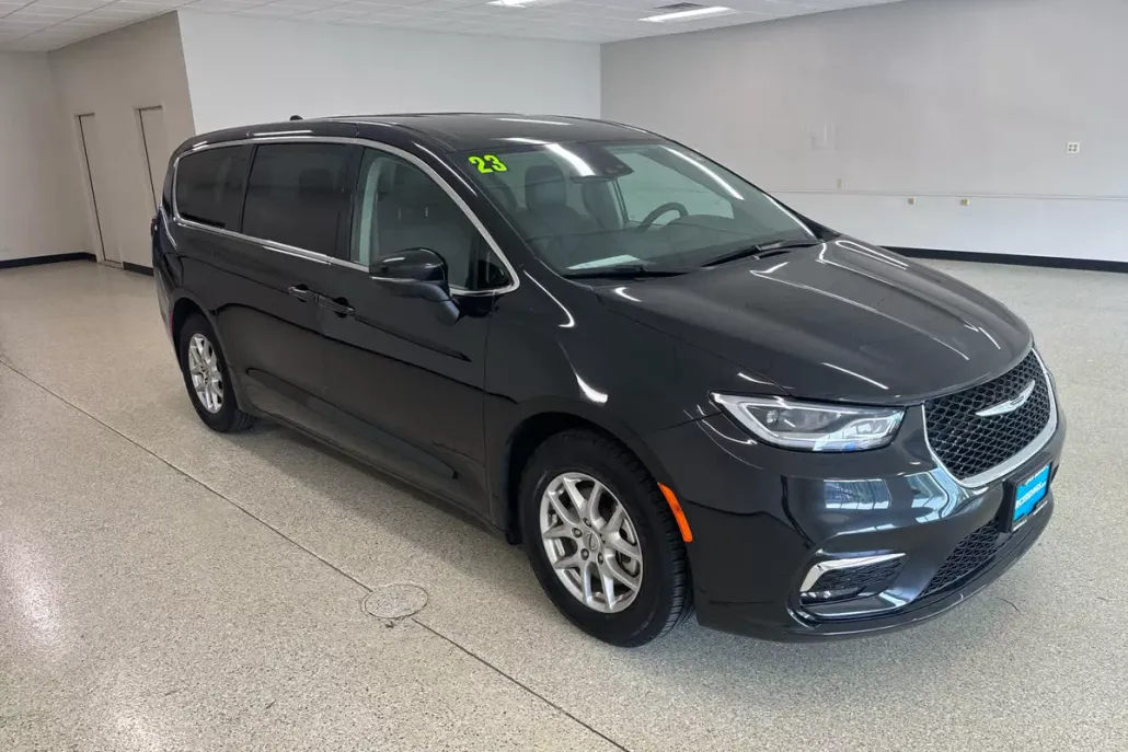 2023 Chrysler Pacifica Touring L photo 1