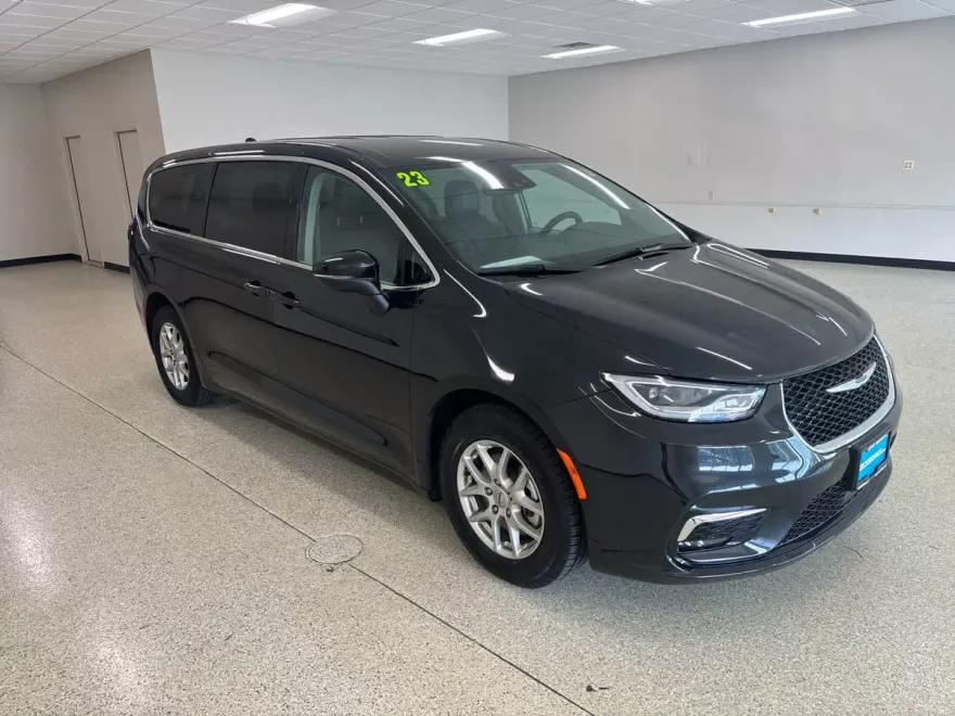 2023 Chrysler Pacifica Touring L photo 1