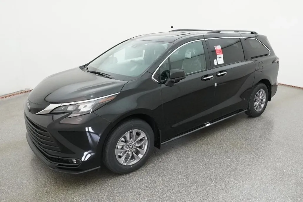 2025 Toyota Sienna XLE photo 1
