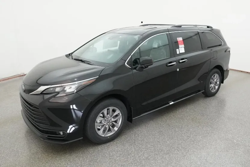 2025 Toyota Sienna XLE photo 1