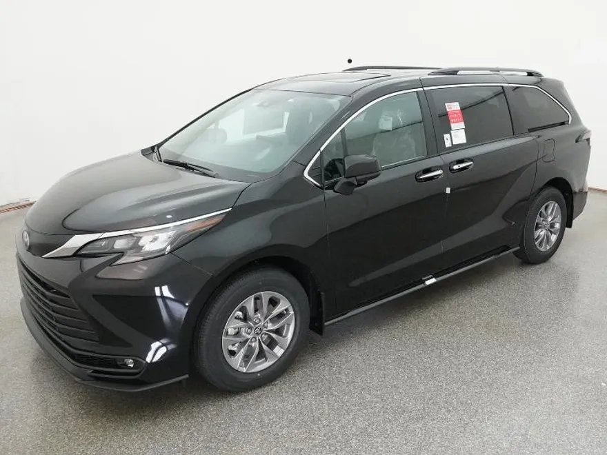2025 Toyota Sienna XLE photo 1