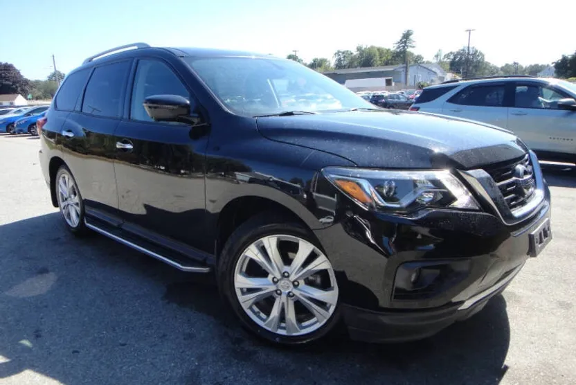 2018 Nissan Pathfinder SL photo 1