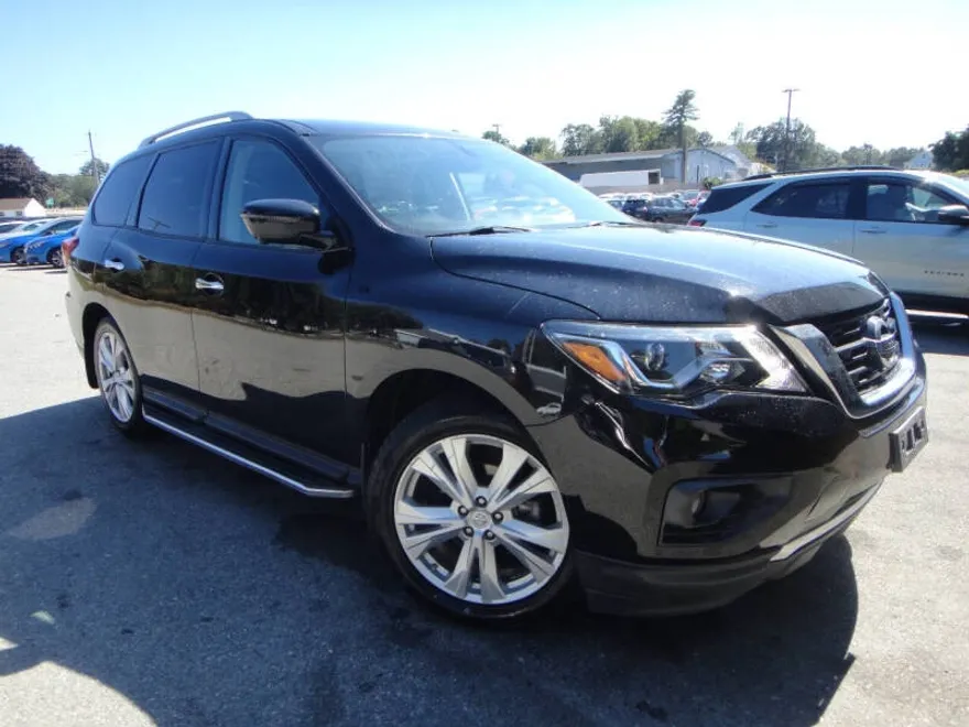 2018 Nissan Pathfinder SL photo 1