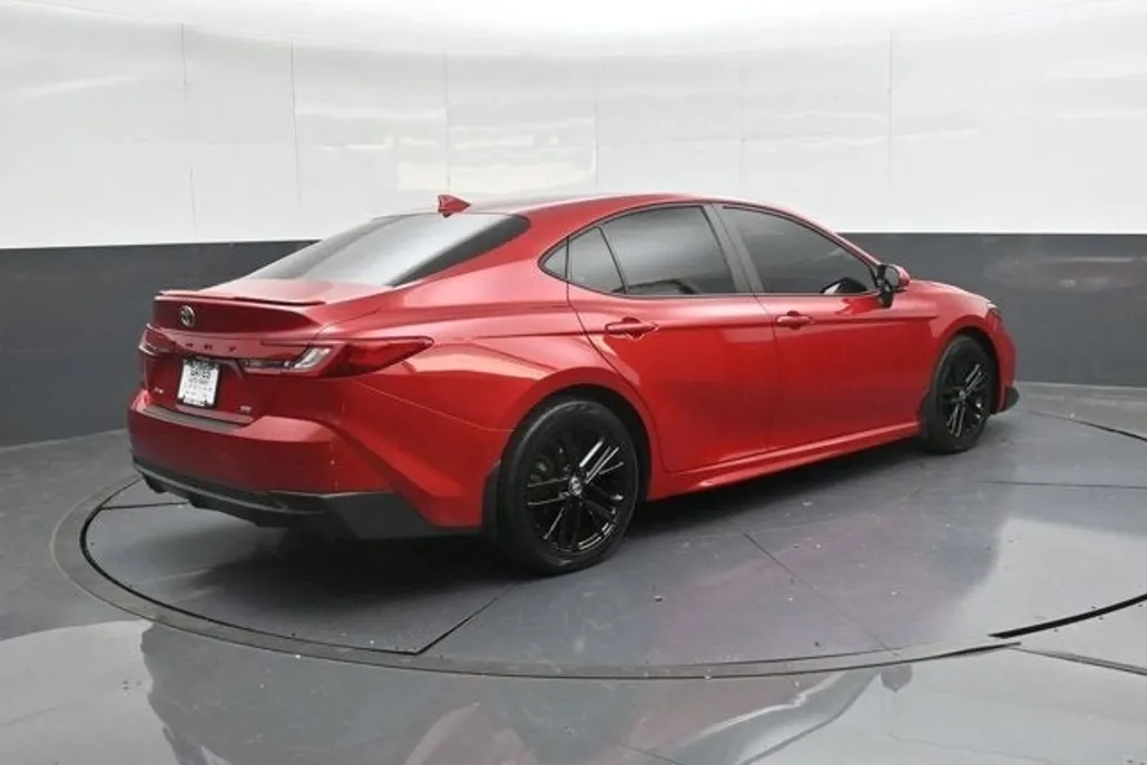 2025 Toyota Camry SE photo 1