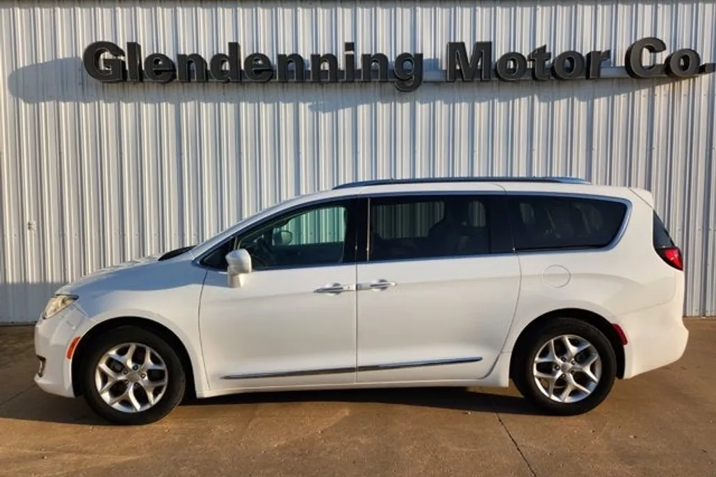 2019 Chrysler Pacifica Touring Plus photo 1