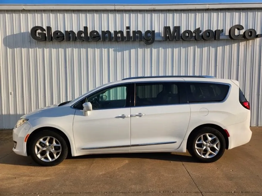 2019 Chrysler Pacifica Touring Plus photo 1