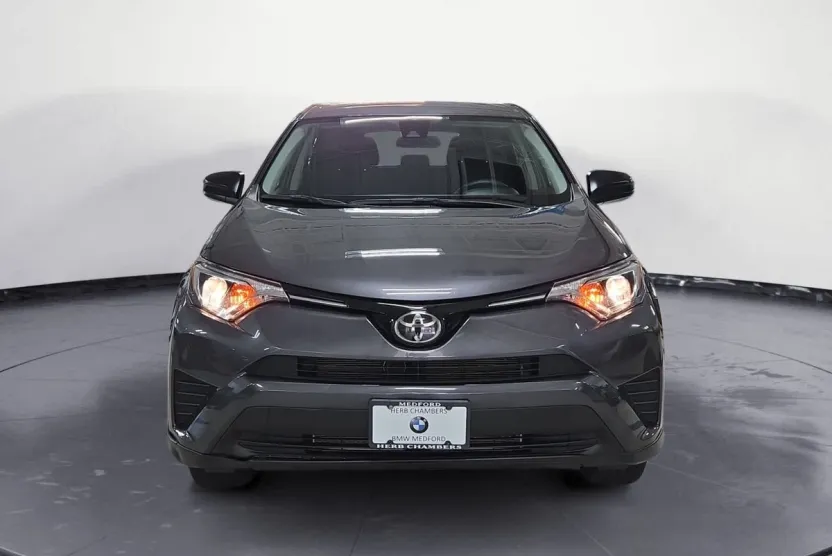 2018 Toyota RAV4 LE photo 1