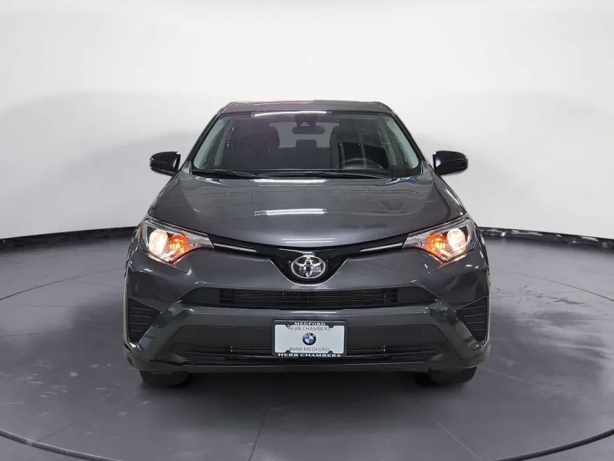 2018 Toyota RAV4 LE photo 1