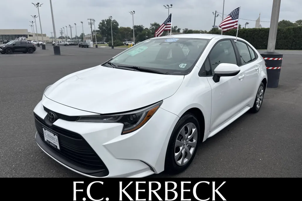 2023 Toyota Corolla LE photo 1