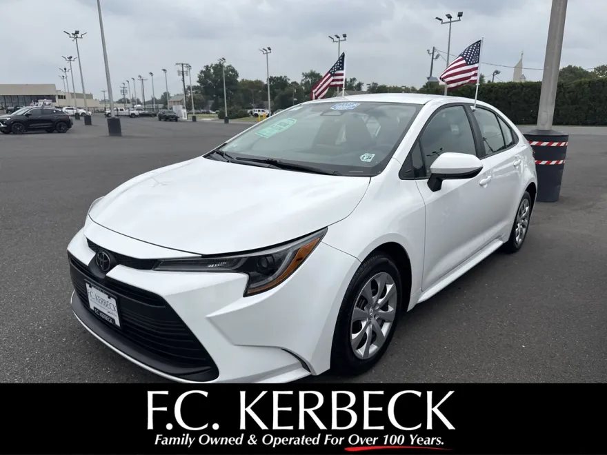 2023 Toyota Corolla LE photo 1