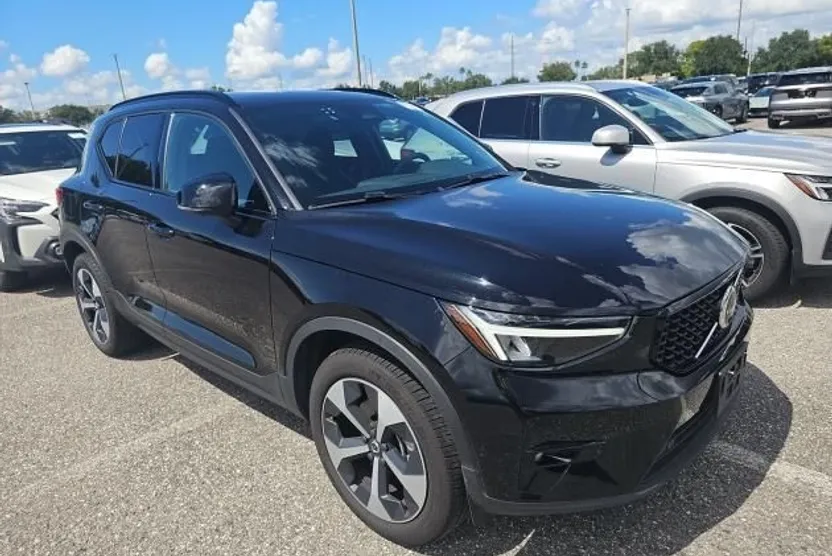2025 Volvo XC40 Plus photo 1