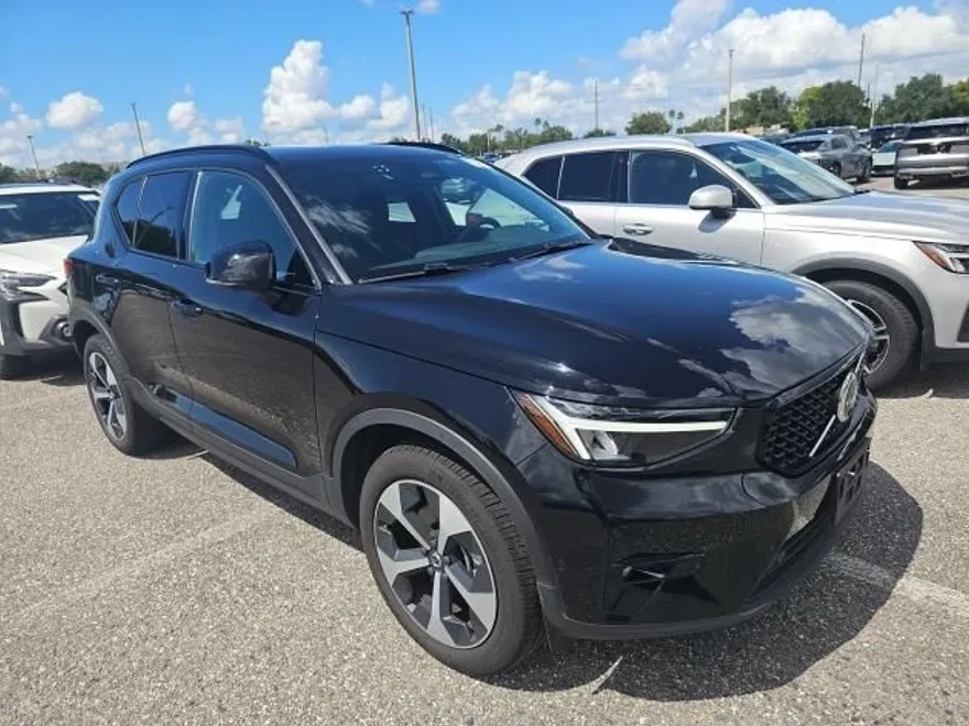 2025 Volvo XC40 Plus photo 1