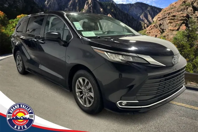 2023 Toyota Sienna XLE Hybrid photo 1
