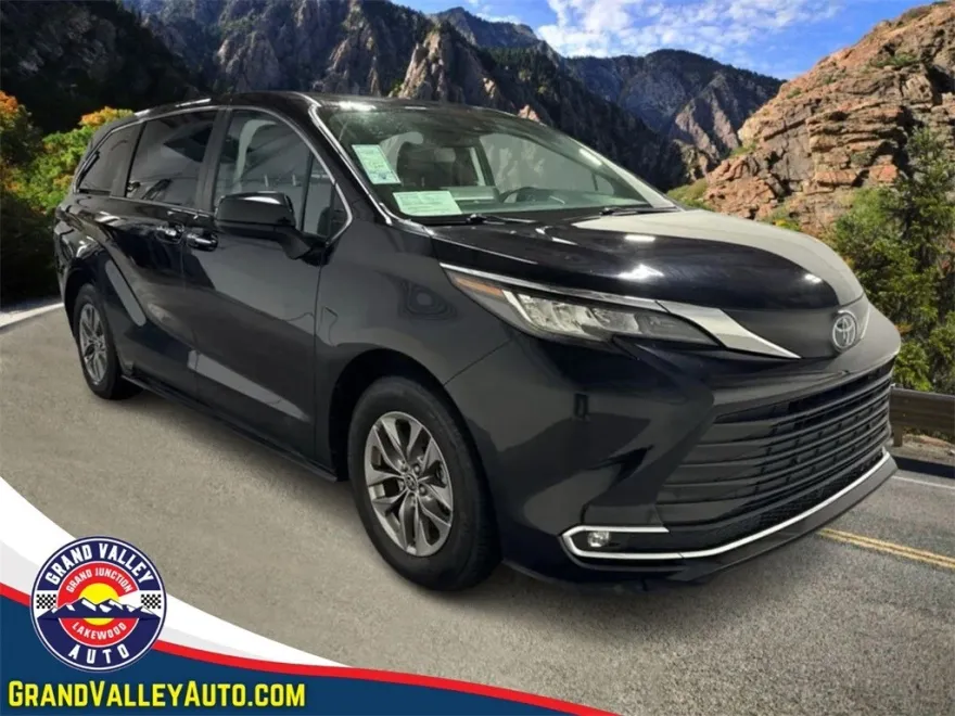 2023 Toyota Sienna XLE Hybrid photo 1