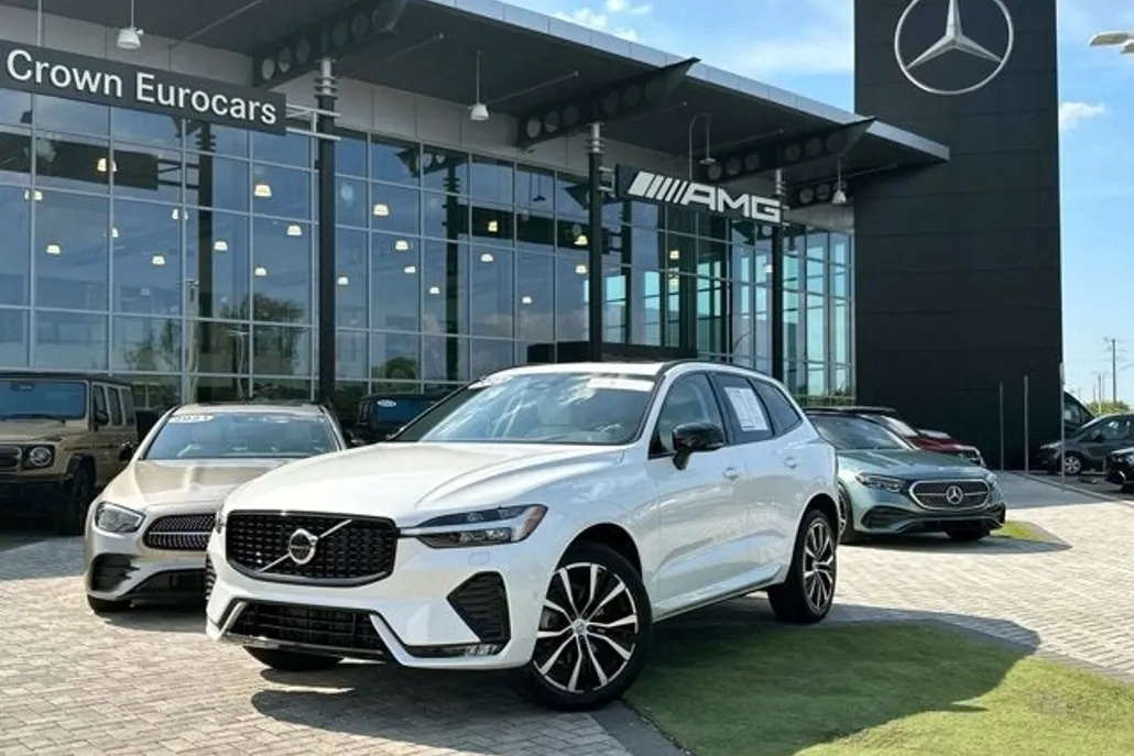 2025 Volvo XC60 Plus photo 1