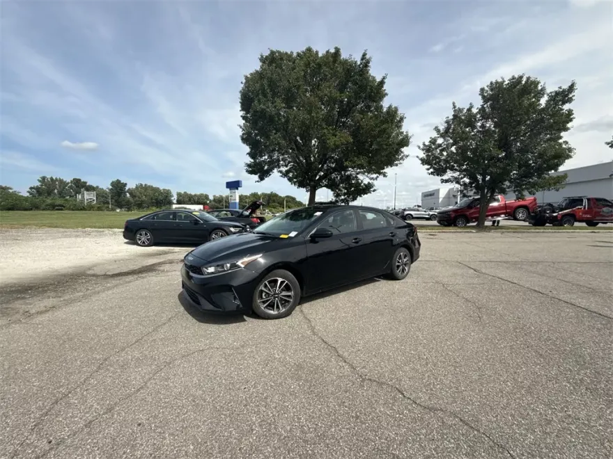 2023 Kia Forte LXS photo 1