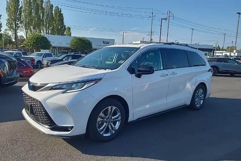 2022 Toyota Sienna XSE photo 1