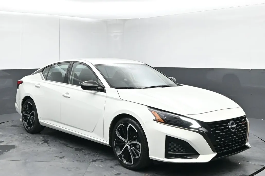 2023 Nissan Altima 2.5 SR photo 1