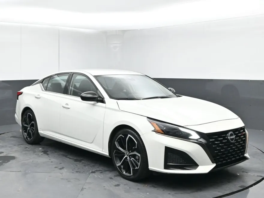 2023 Nissan Altima 2.5 SR photo 1