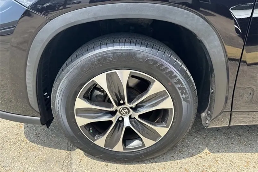 2021 Toyota Highlander XLE photo 1