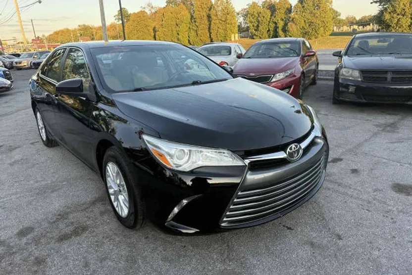 2017 Toyota Camry LE photo 1