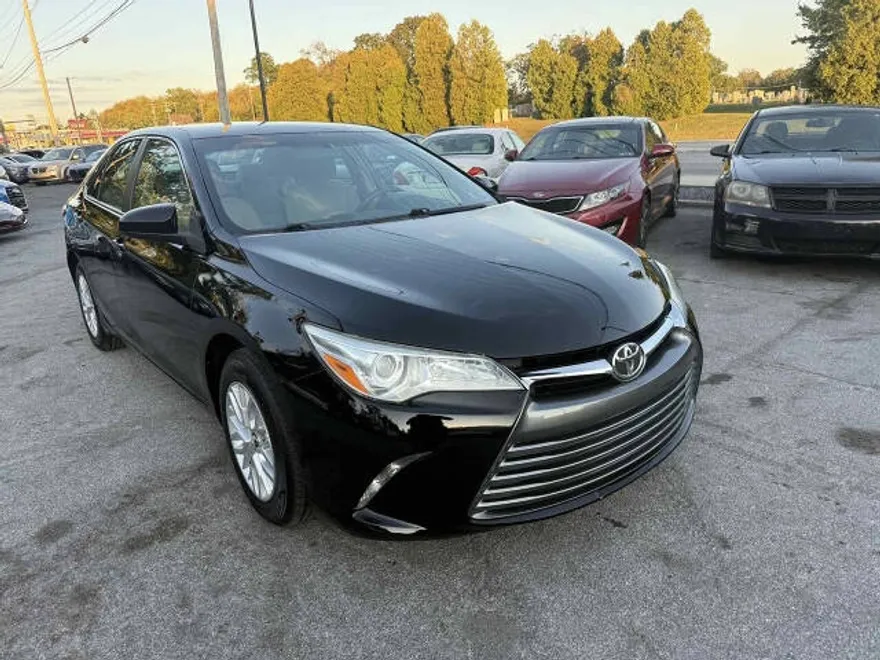 2017 Toyota Camry LE photo 1