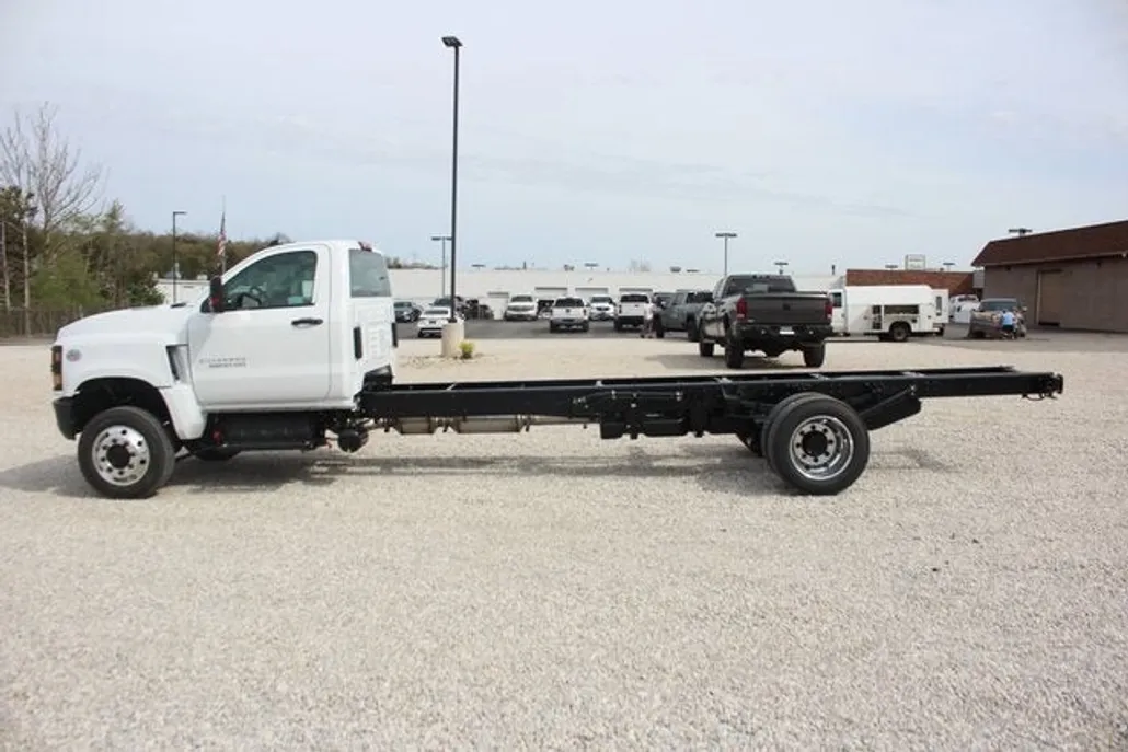 2024 Chevrolet Silverado 5500HD LT photo 1