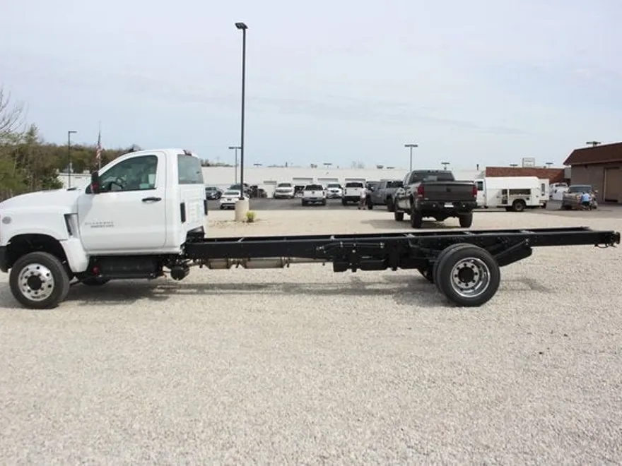 2024 Chevrolet Silverado 5500HD LT photo 1