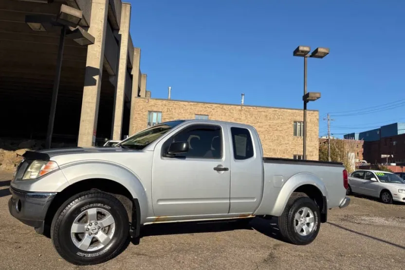 2011 Nissan Frontier SV photo 1