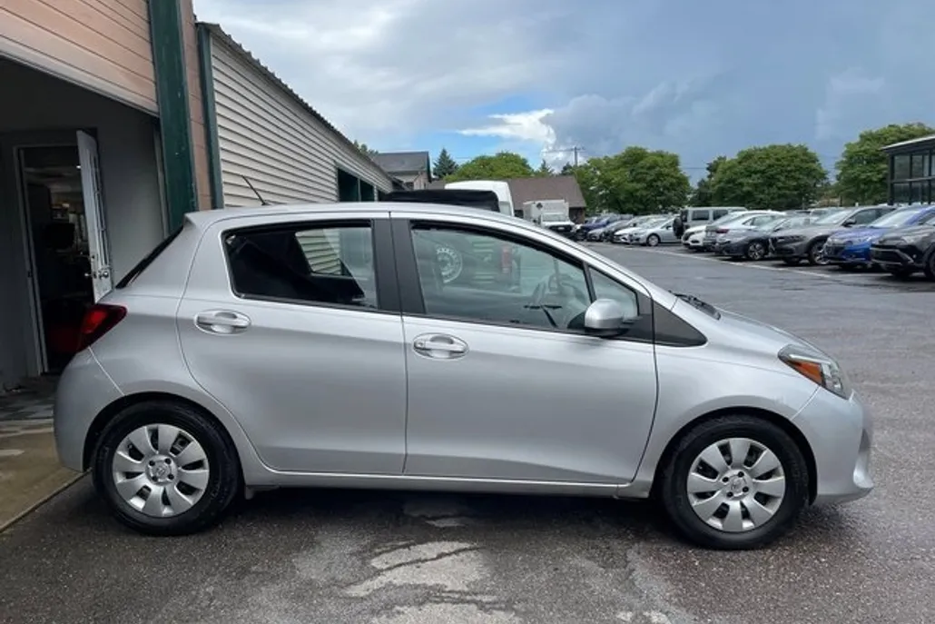 2015 Toyota Yaris L photo 1