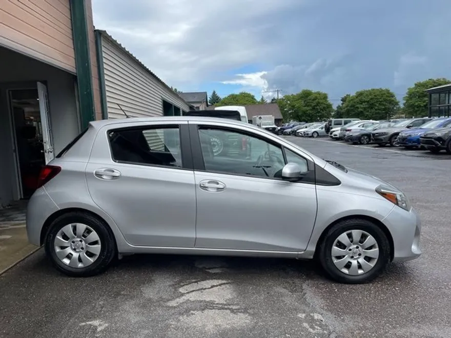 2015 Toyota Yaris L photo 1