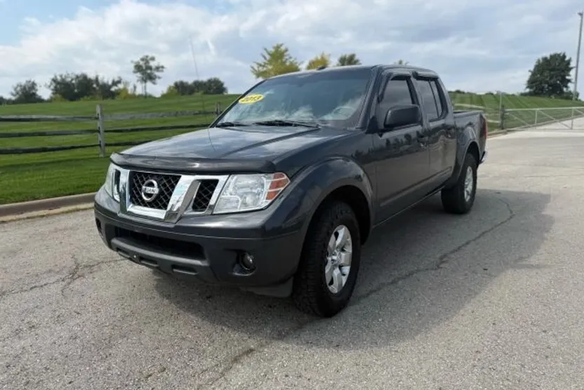 2013 Nissan Frontier Crew Cab SV photo 1