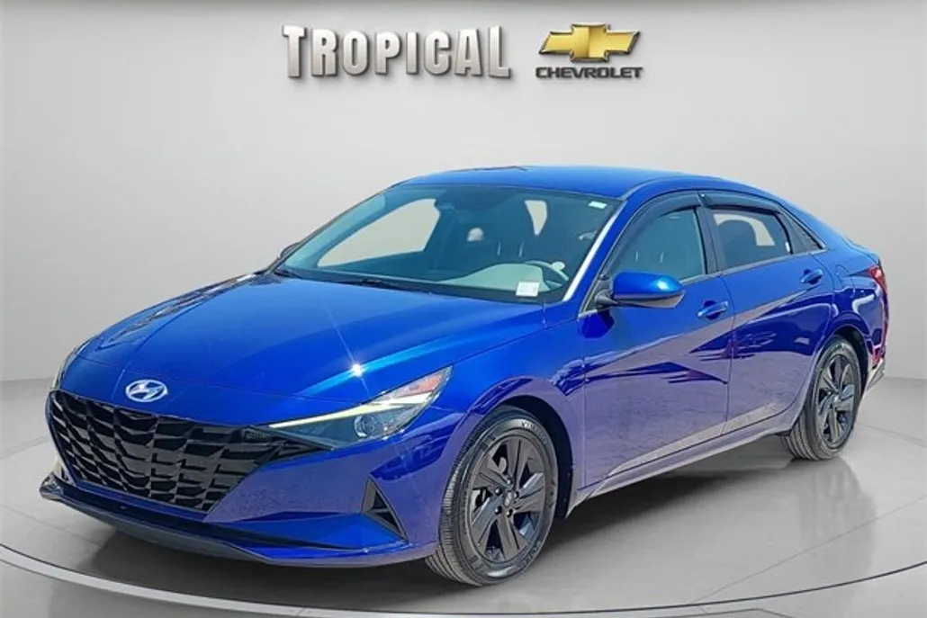 2022 Hyundai Elantra SEL photo 1