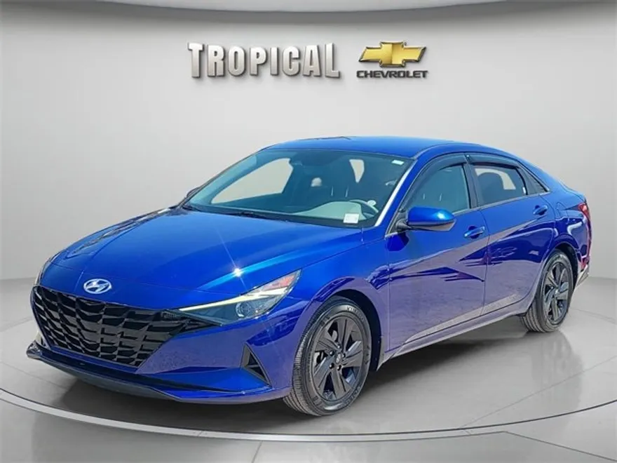 2022 Hyundai Elantra SEL photo 1
