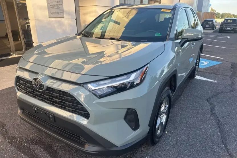 2023 Toyota RAV4 XLE photo 1