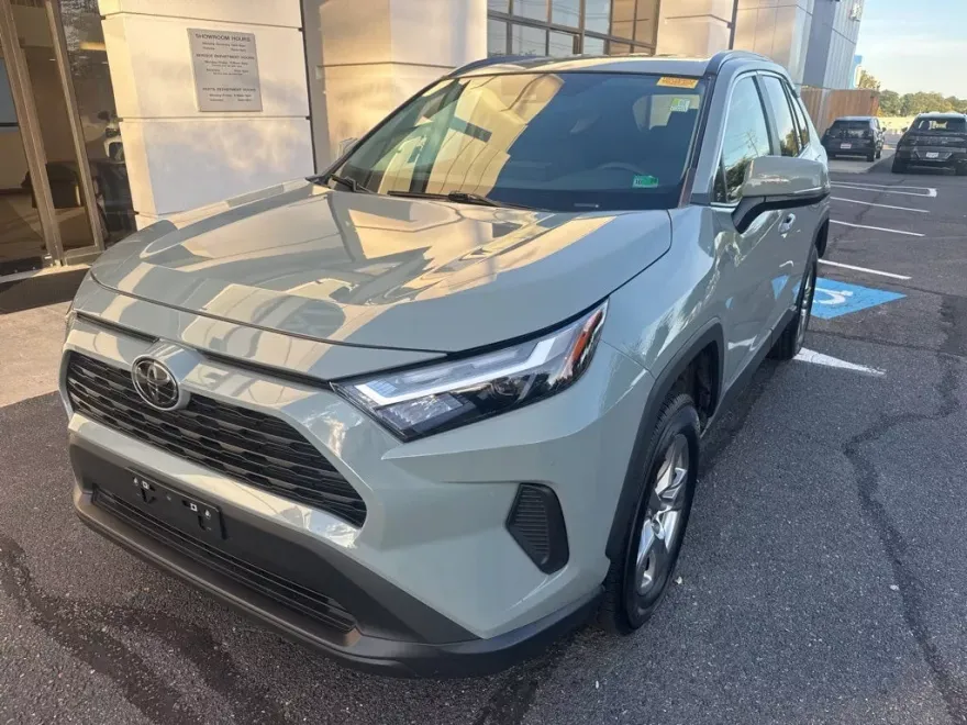 2023 Toyota RAV4 XLE photo 1