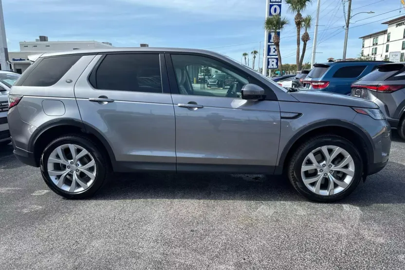 2020 Land Rover Discovery Sport SE photo 1