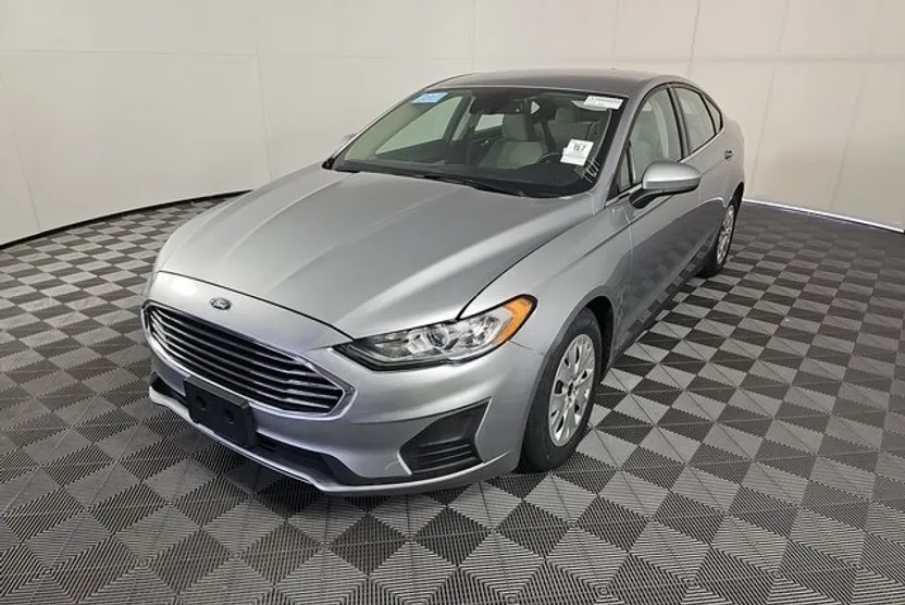 2020 Ford Fusion S photo 1